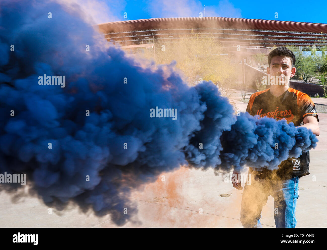 Pumps Smoke, smoke, colored smoke, Naranjeros, bombas de Humo, humo, humo  de colores, Naranjeros Stock Photo - Alamy