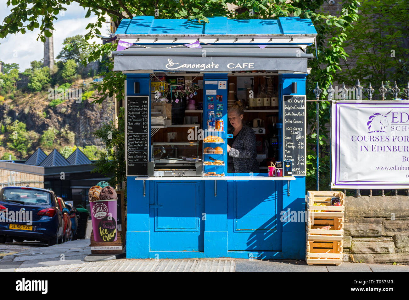 The Canongate Café in a former police box, Canongate, Royal Mile, Edinburgh, Scotland, UK Stock Photo