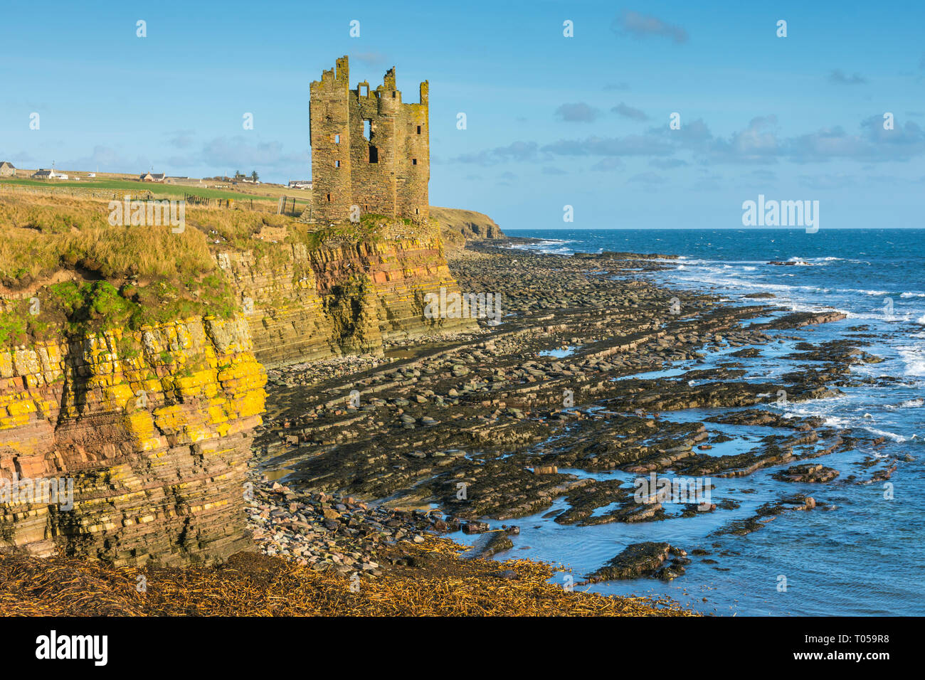 Keiss Castle, built by George Sinclair, 5th Earl of Caithness, in the late 16th or early 17th century.  Sinclair's Bay, Keiss, Caithness, Scotland, UK Stock Photo