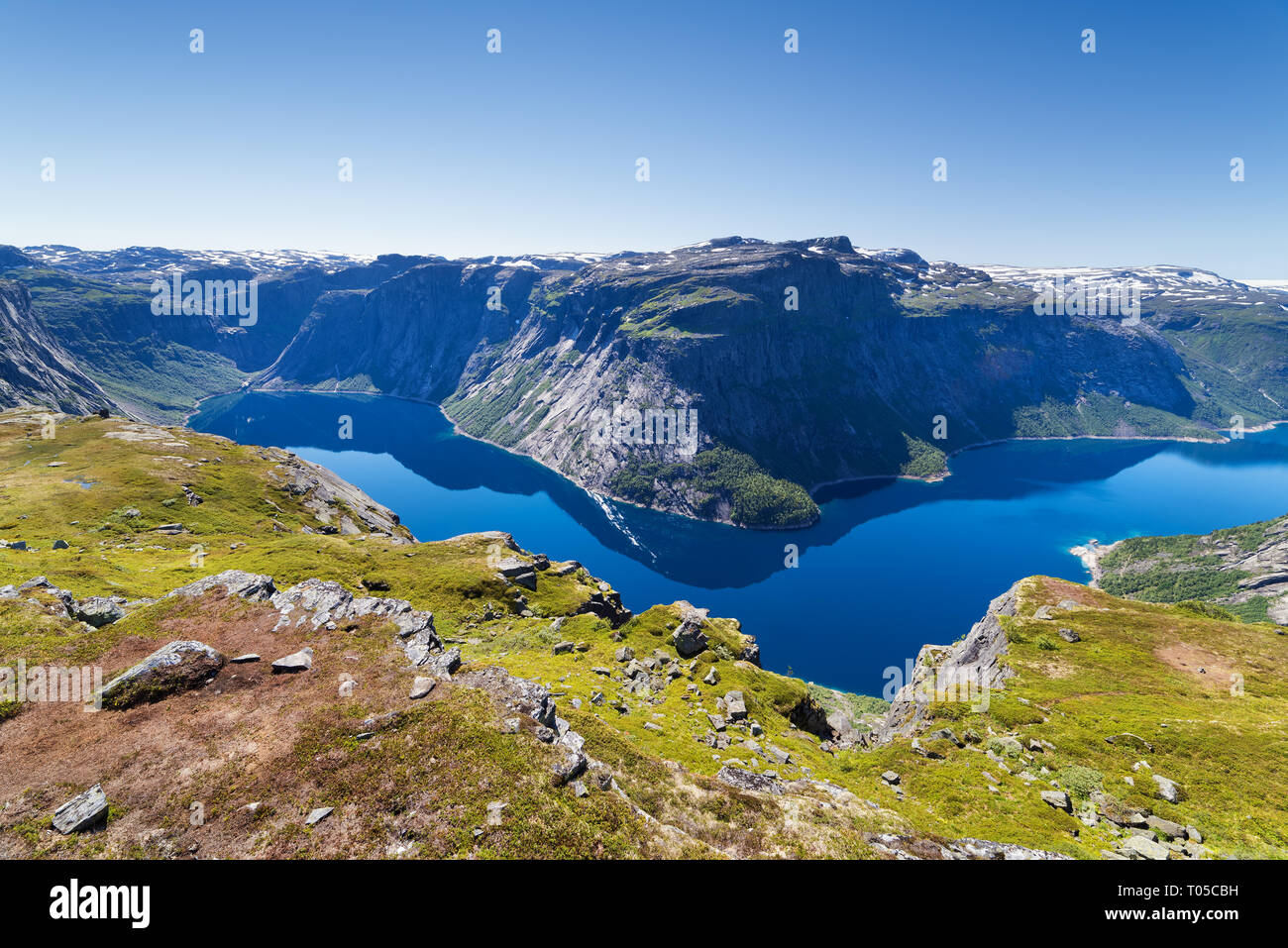 Ringedalsvatnet - blue lake in the municipality of Odda in Hordaland county, Norway. Popular tourist attraction near Trolltunga in sunny weather. Beau Stock Photo