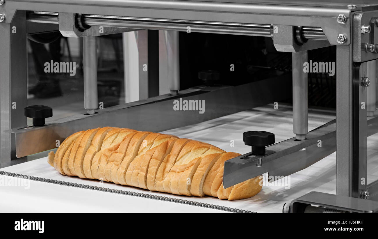 https://c8.alamy.com/comp/T05HKH/sliced-white-bread-in-a-cutting-machine-T05HKH.jpg