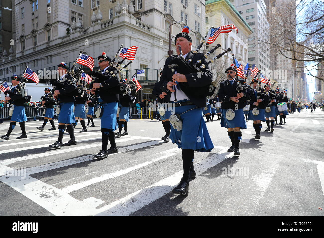 Emerald city pipes and drums hires stock photography and images Alamy