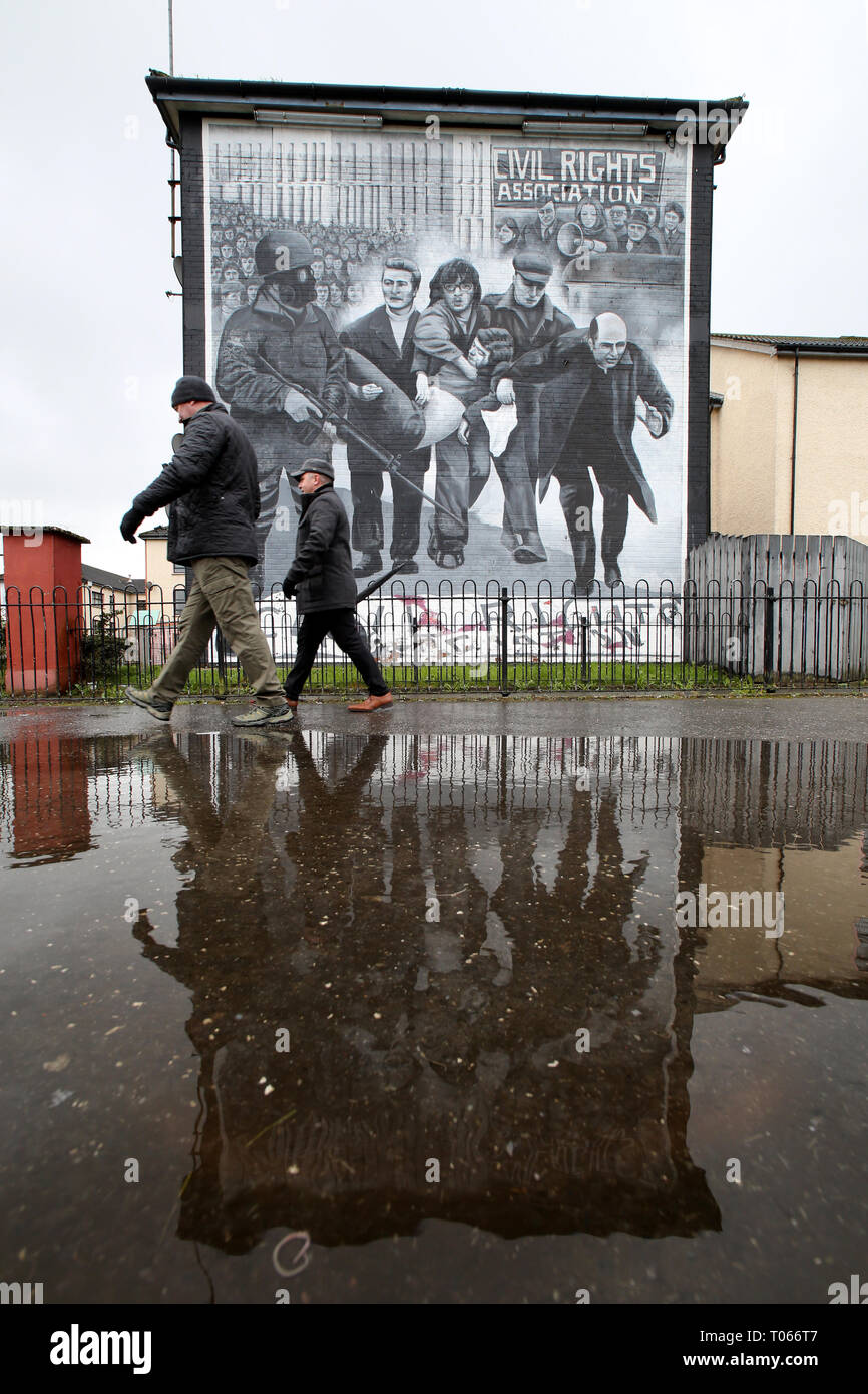 Londonderry, Northern Ireland. 16th Mar 2019. A tourist gets a guided tour mural depicting the late Bishop Edward Daly waving a white handkerchief as Jackie Duddy is carried away during the 1972 Bloody Sunday killings, in the Bogside area of Derry, Northern Ireland, March 16, 2019. - Bloody Sunday, sometimes called the Bogside Massacre, was an incident on 30 January 1972 in the Bogside area of Derry, Northern Ireland, when British soldiers shot 28 unarmed civilians during a protest march against internment. Credit: Irish Eye/Alamy Live News Stock Photo