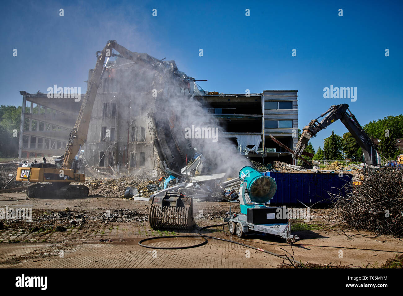 Ein ehemaliges Buerogebaede in Muelheim / Ruhr wird mit schwerem Geraet abgerissen. Der hintere Teil des Gebaedes ist von Sir Normen Foster geplant ge Stock Photo