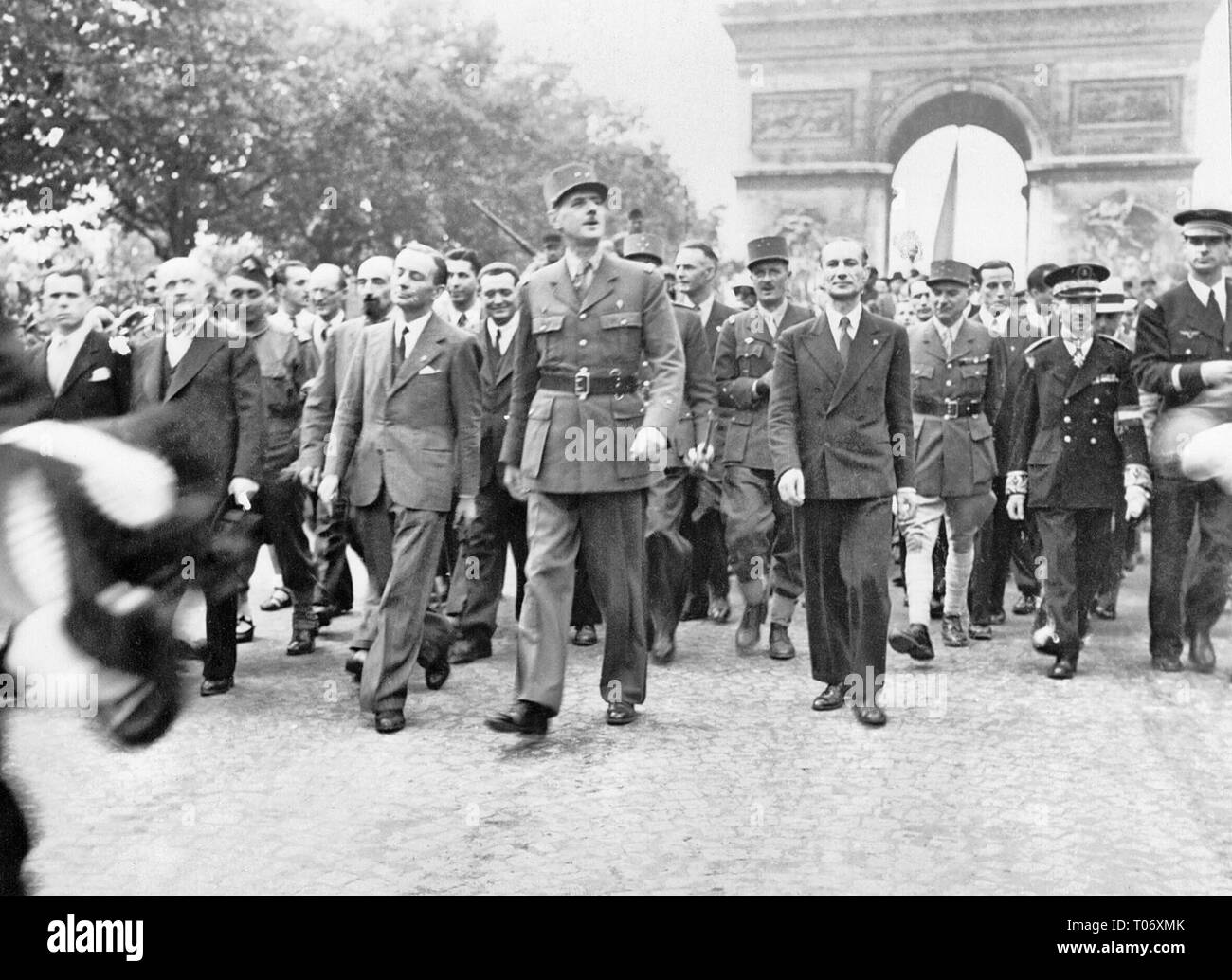 The Liberation of Paris, 25 - 26 August 1944 General Charles de Gaulle and his entourage set off from the Arc de Triumphe down the Champs Elysees to Notre Dame for a service of thanksgiving following the city's liberation in August 1944 Stock Photo