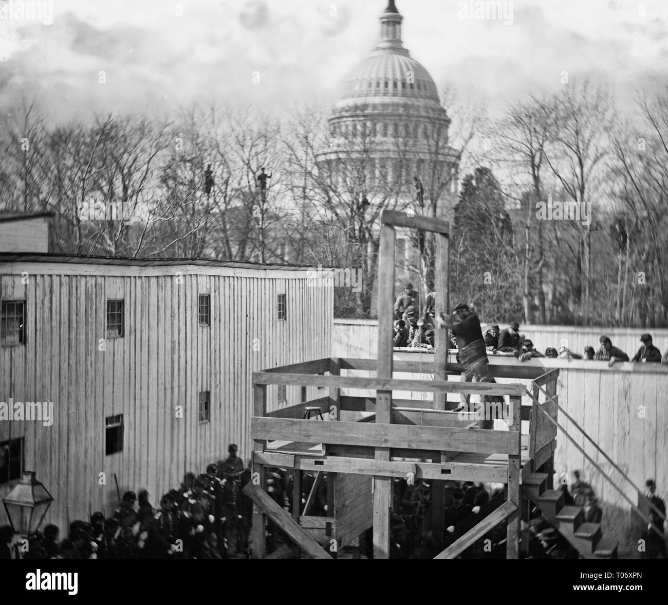 The execution of Henry Wirz, commandant of the (Confederate) Andersonville Prison, near the US Capitol moments after the trap door was sprung. Washington, D.C. Soldier springing the trap; men in trees and Capitol dome beyond, November 10, 1865 Stock Photo