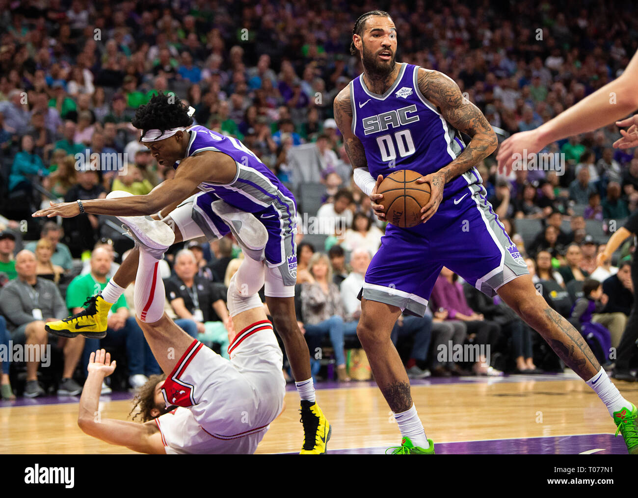 Sacramento, CA, USA. 17th Mar, 2019. Sacramento Kings center Willie Cauley-Stein (00) grabs ball from Chicago Bulls center Robin Lopez (42) as Sacramento Kings guard De'Aaron Fox (5) leaps over him during a game at Golden 1 Center on Sunday, March 17, 2019 in Sacramento. Credit: Paul Kitagaki Jr./ZUMA Wire/Alamy Live News Stock Photo