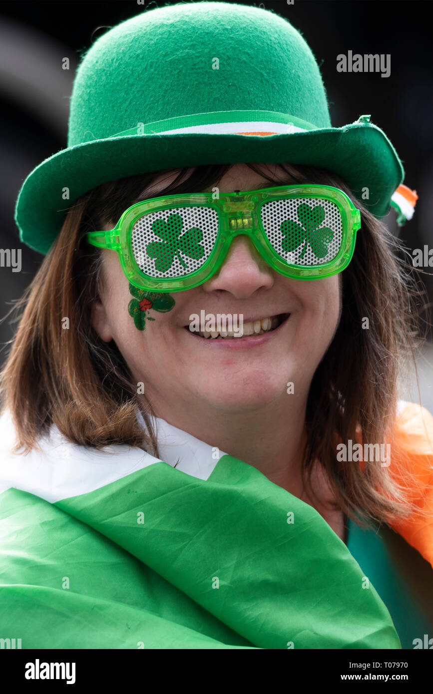 London, Britain. 17th Mar, 2019. A woman watches the St. Patrick's Day Parade in London, Britain, on March 17, 2019. Credit: Ray Tang/Xinhua/Alamy Live News Stock Photo