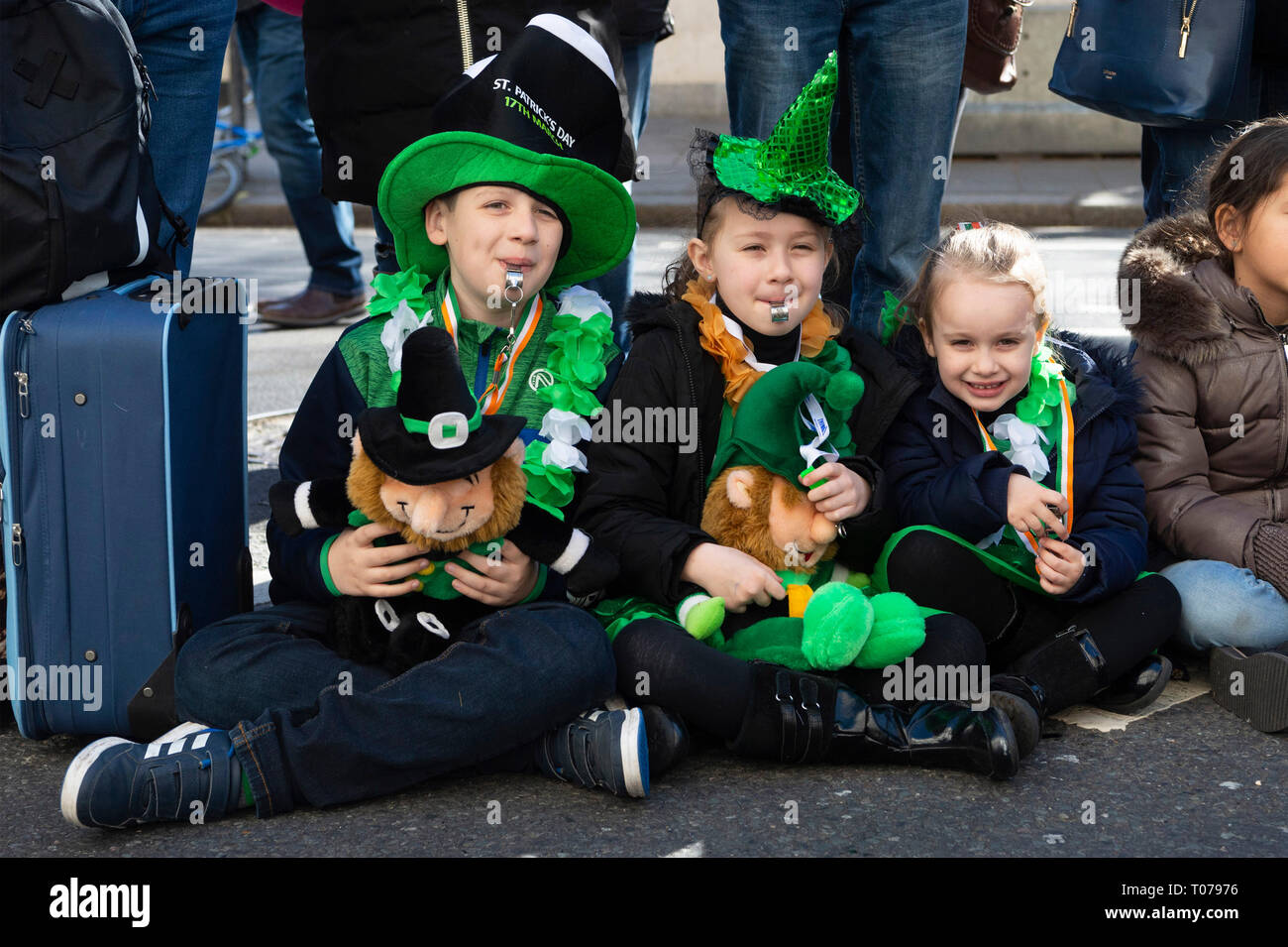 London, Britain. 17th Mar, 2019. Kids watch the St. Patrick's Day Parade in London, Britain, on March 17, 2019. Credit: Ray Tang/Xinhua/Alamy Live News Stock Photo