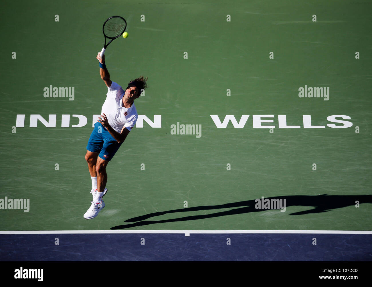 190318) -- INDIAN WELLS, March 18, 2019 (Xinhua) -- Roger Federer of  Switzerland serves during the men's singles final between Dominic Thiem of  Austria and Roger Federer of Switzerland at BNP Paribas