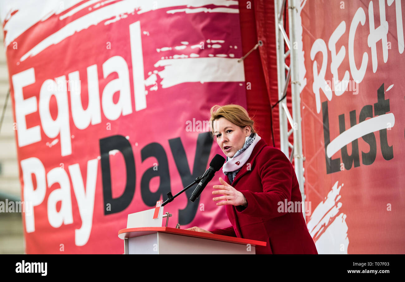 Berlin, Germany. 18th Mar, 2019. Franziska Giffey (SPD), Federal Minister for Family Affairs, speaks at a rally of the German Federation of Trade Unions (DGB), the German Social Association and the German Women's Council on 'Equal Pay Day' at Pariser Platz. According to calculations by the Federal Statistical Office, women in Germany earn on average 21 percent less than men. The 'Equal Pay Day' symbolically marks the gender pay gap, i.e. the day until which women have worked without pay compared to men in the current year. Credit: Bernd von Jutrczenka/dpa/Alamy Live News Stock Photo