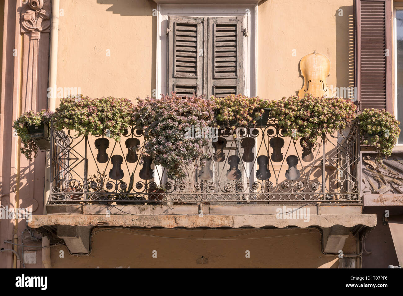 Wrought iron balcony railing hi-res stock photography and images - Alamy
