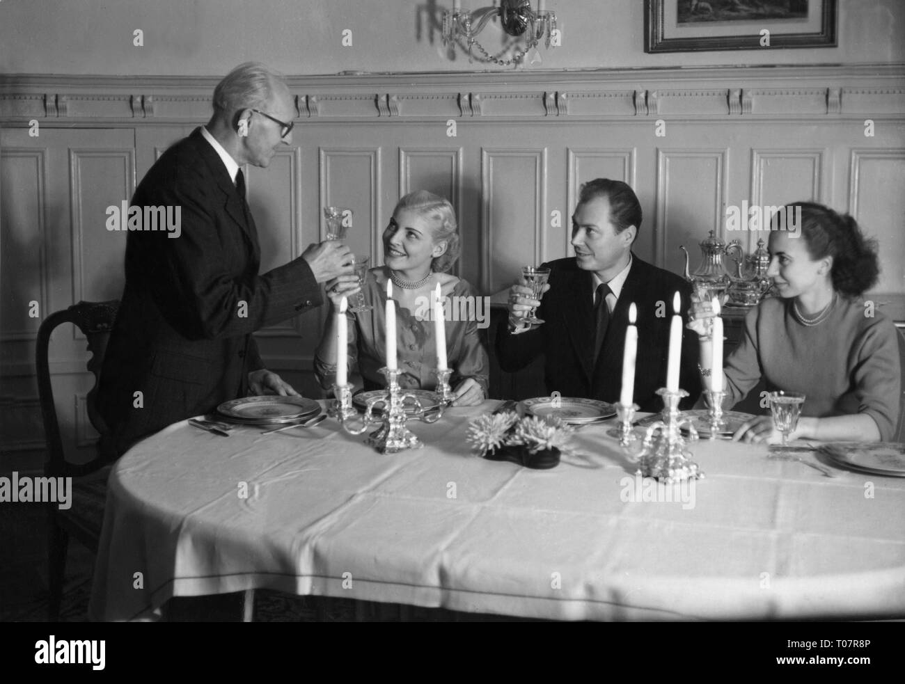 1950s dinner table hi-res stock photography and images - Alamy