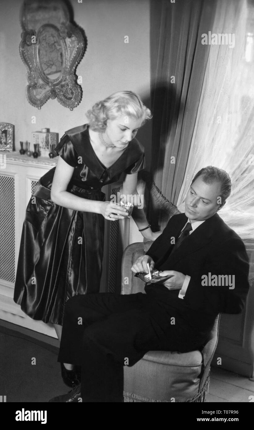 people, society, rules of politeness, smoking, do not smoke your own cigarettes if you get offered some by someone other, scene, 1950s, Additional-Rights-Clearance-Info-Not-Available Stock Photo