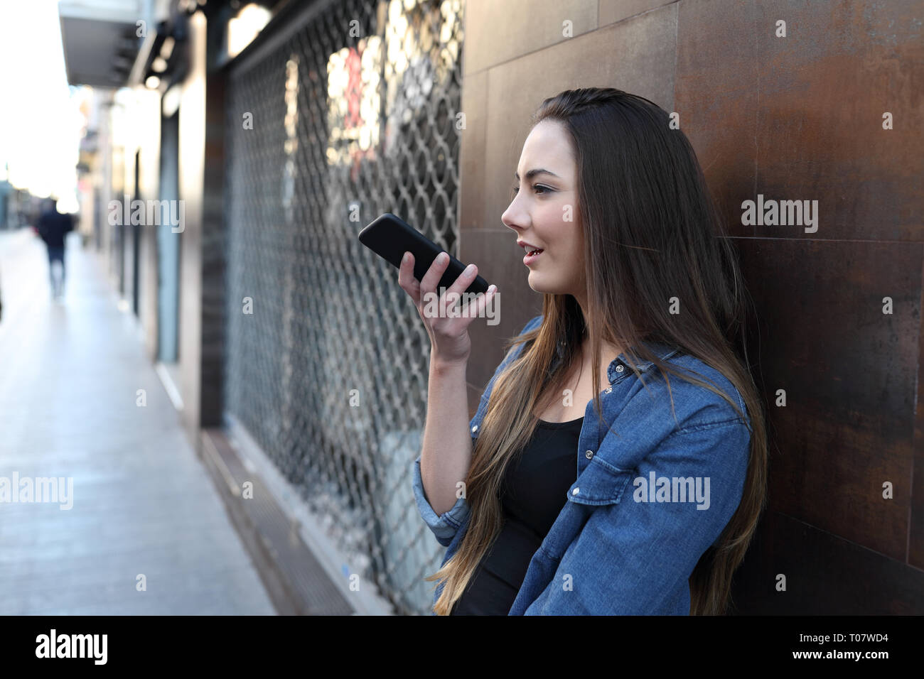 телевизор с голосовым помощником. голосовой помощник. алисса голосовой помощник. голосовой помощник. идентификация по голосу.