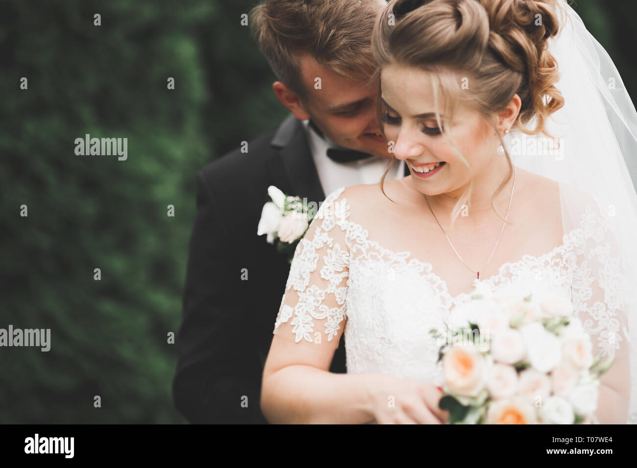 Young wedding couple hi-res stock photography and images - Alamy