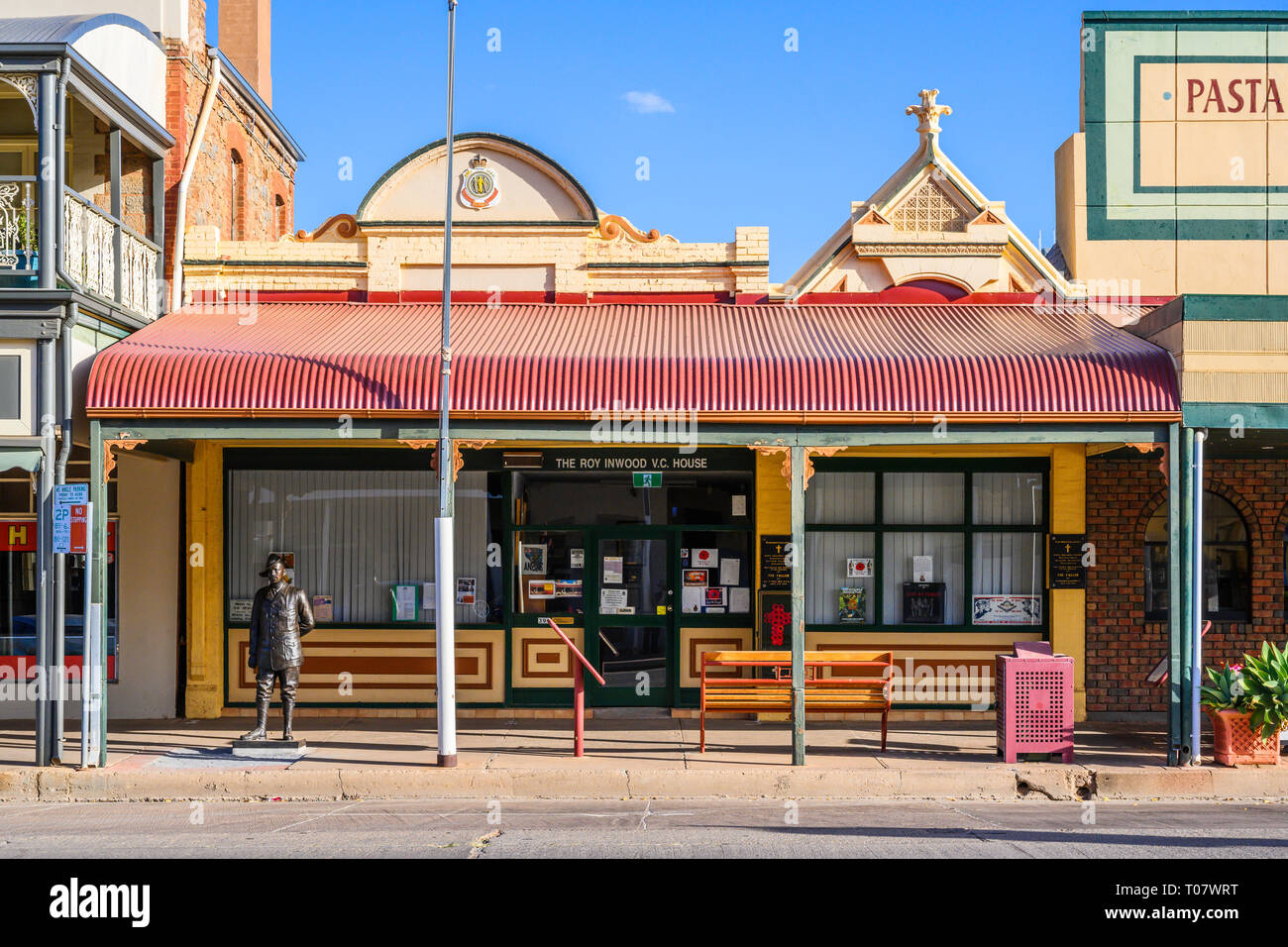 Victorian building, 'Roy Inwood VC House' in Argent Street, Broken Hill, New South Wales, Australia.  A statue of Roy Inwood stands outside. Stock Photo