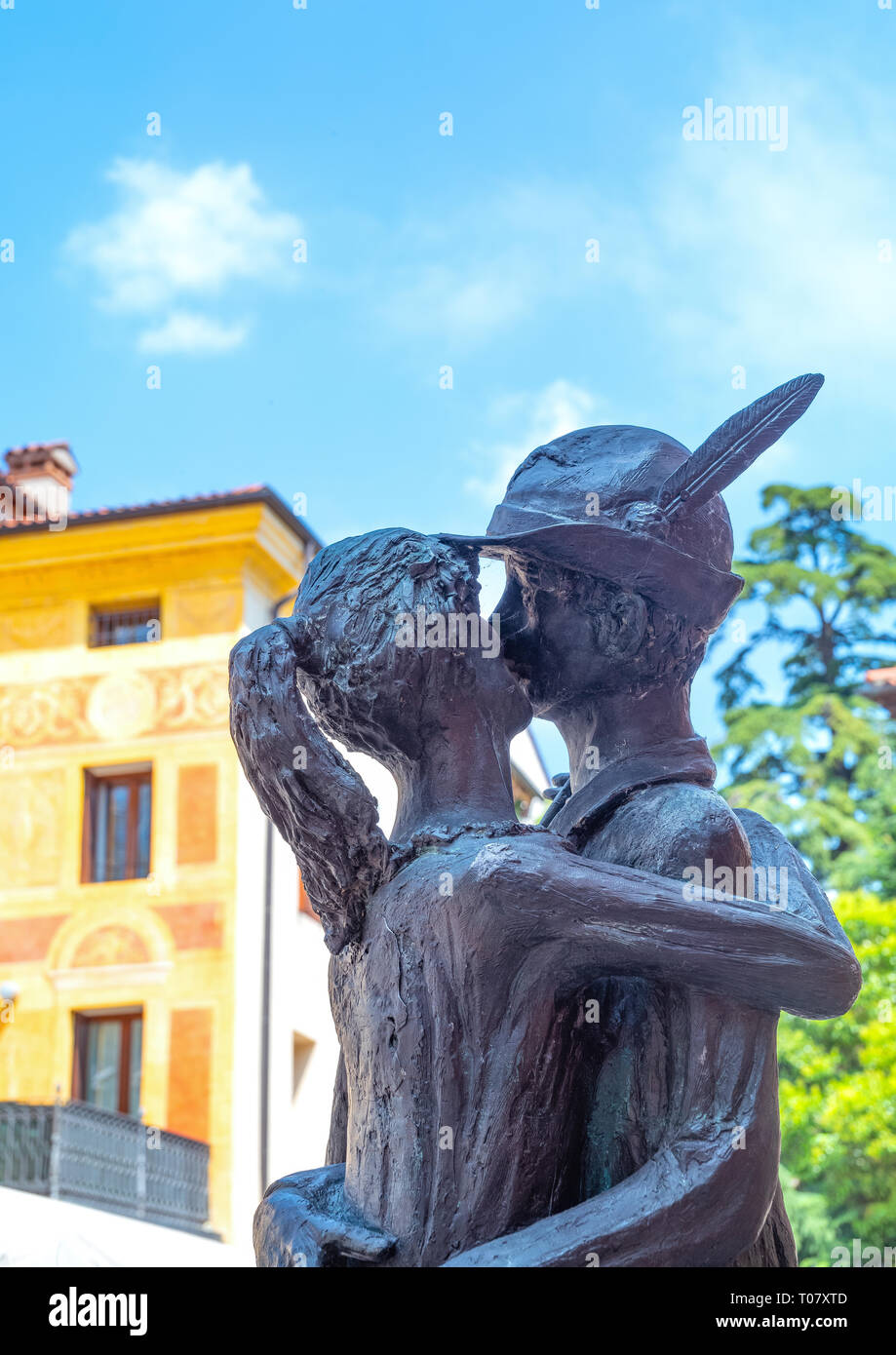 Sculpture Of A Kiss Hi res Stock Photography And Images Alamy sculpture-of-a-kiss-hi-res-stock-photography-and-images-alamy