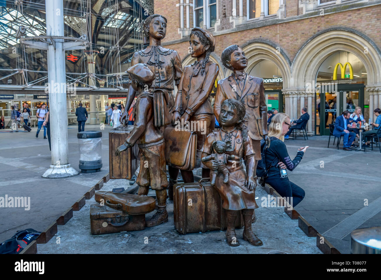 Denkmal, Kindertransport - Die Ankunft, Vorplatz, Liverpool Street Station, London, England, Grossbritannien Stock Photo
