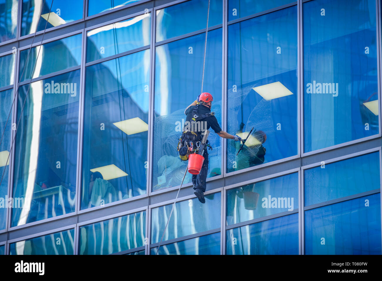 Hochhaus fensterputzer hi-res stock photography and images - Alamy