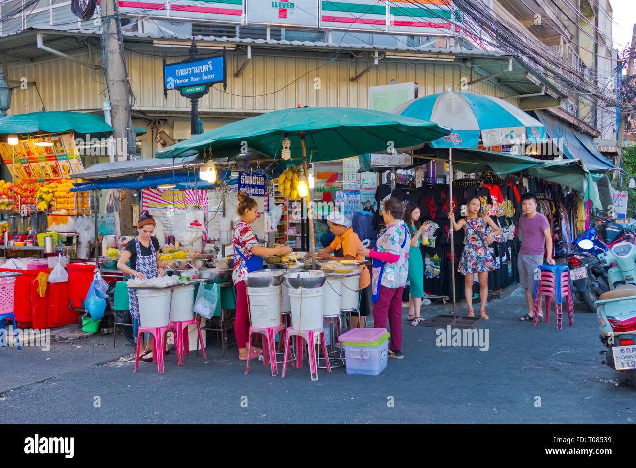 Food stalls, Thanon Ram Buttri, Rambuttri road, Banglamphu, Bangkok, Thailand Stock Photo