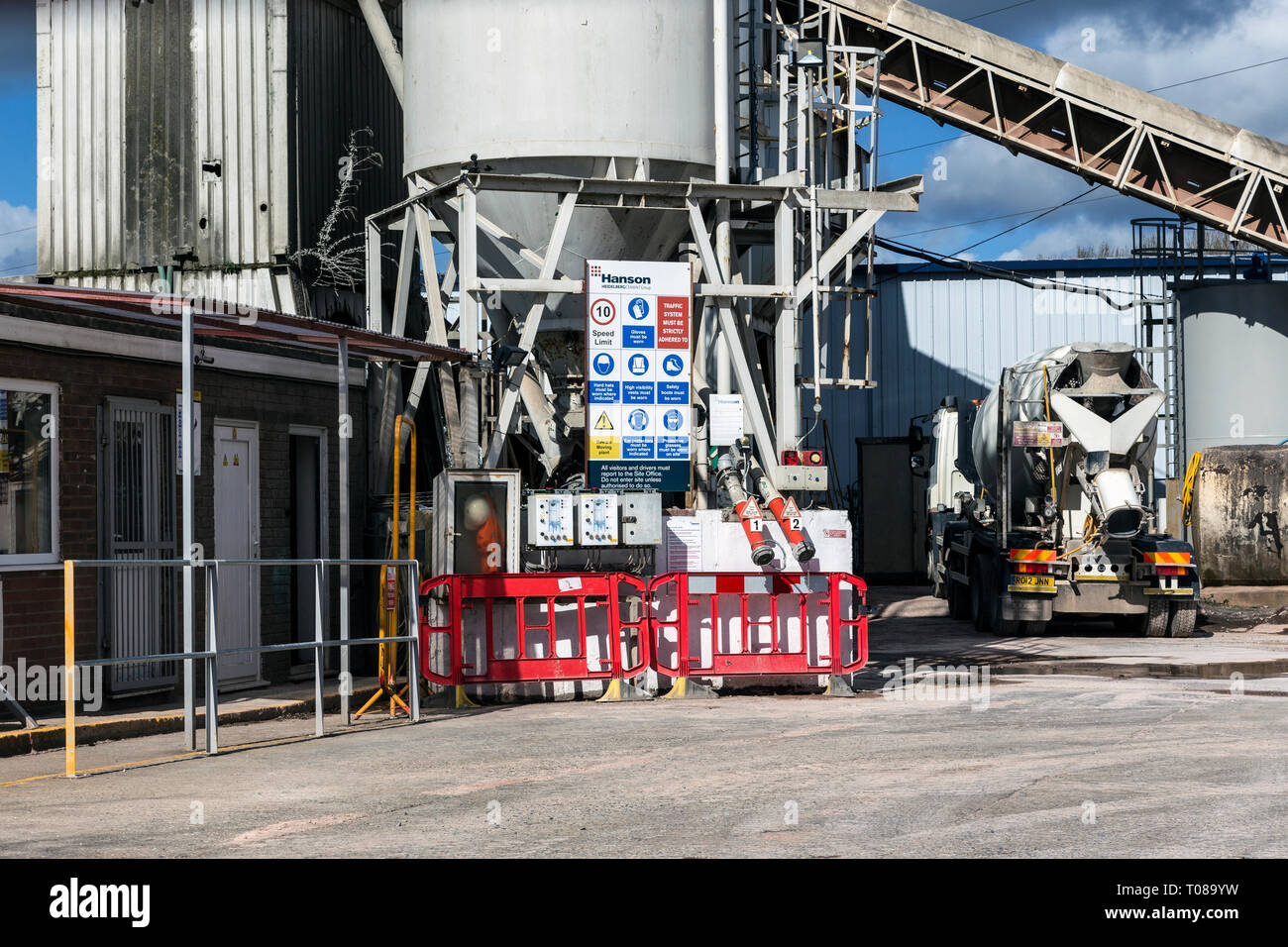 Hanson Concrete is the UK’s largest supplier of ready-mixed concrete from a national network of 178 static and mobile production plants. Our integrate Stock Photo