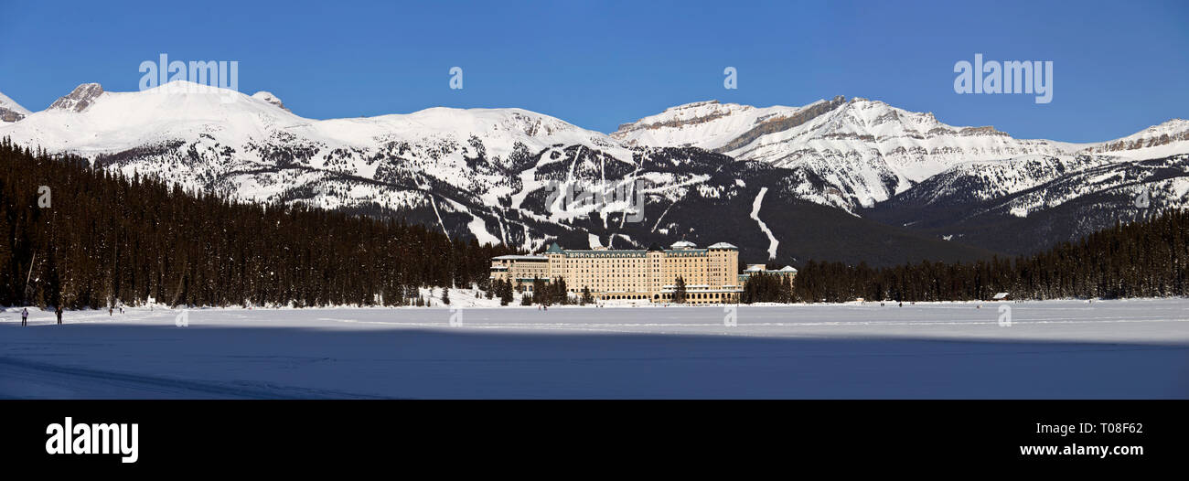 Fairmont chateau lake louise winter hi-res stock photography and images ...