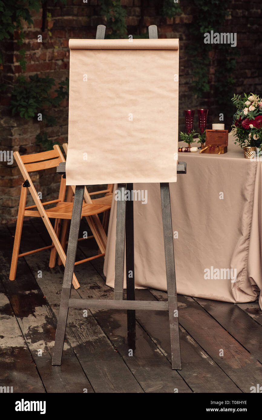 An easel stands hi-res stock photography and images - Alamy