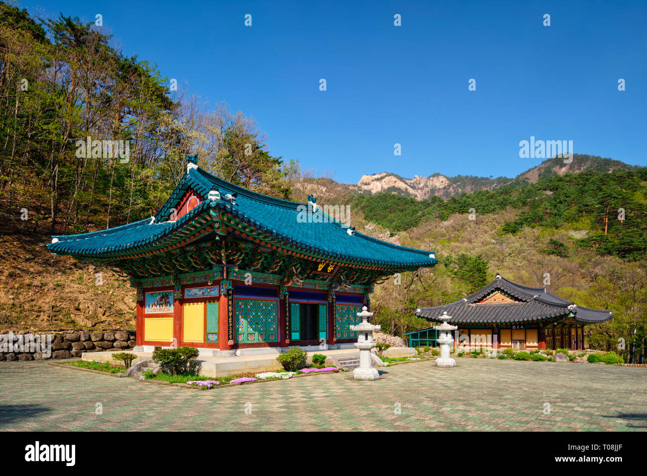 Sinheungsa Buddhist temple in Seoraksan National Park, Soraksan, South Korea Stock Photo