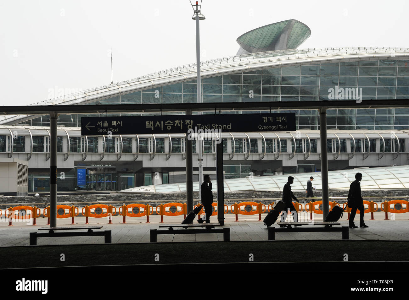 03.05.2013, Seoul, Seoul Capital Area, South Korea - Travellers at Incheon International Airport with the train station terminal in the background. 0S Stock Photo
