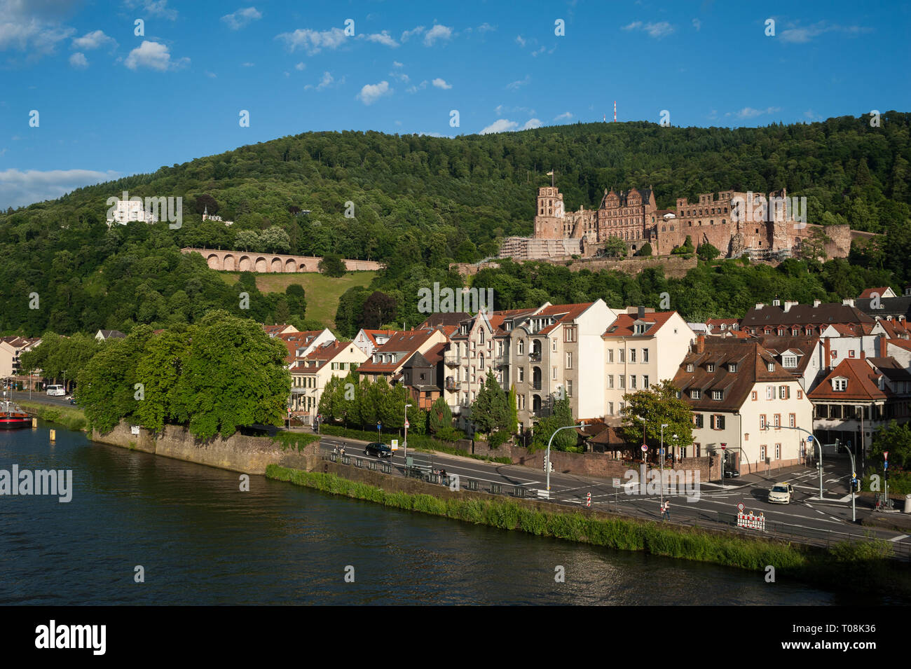 07.06.2017, Heidelberg, Baden-Wuerttemberg, Germany - View to the old town, the Neckar river and the Heidelberg Castle, the landmark of the city. 0SL1 Stock Photo