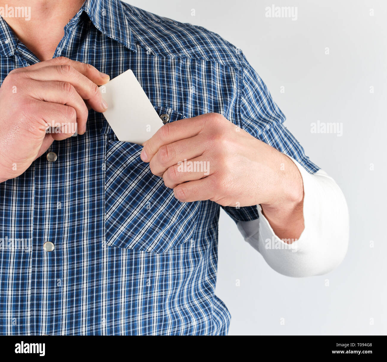 человек в кармашке. деньги в кармане. человек с пальцем у рта. мужчина с сумкой для ноутбука. хладнокровный человек.