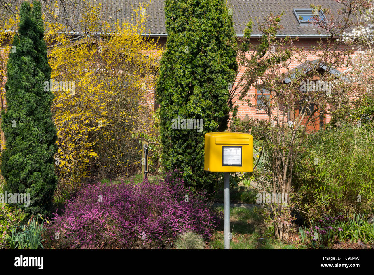 Deutschland, Nordrhein-Westfalen, Kreis Kleve, Winnekendonk, Streusiedlung Achterhoek, Dorfhaus mit Briefkasten Stock Photo