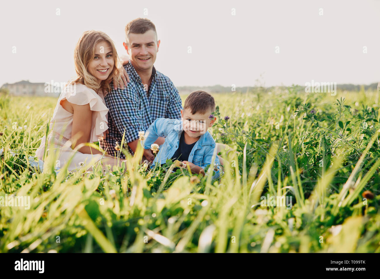 Family having a picnic hi-res stock photography and images - Alamy
