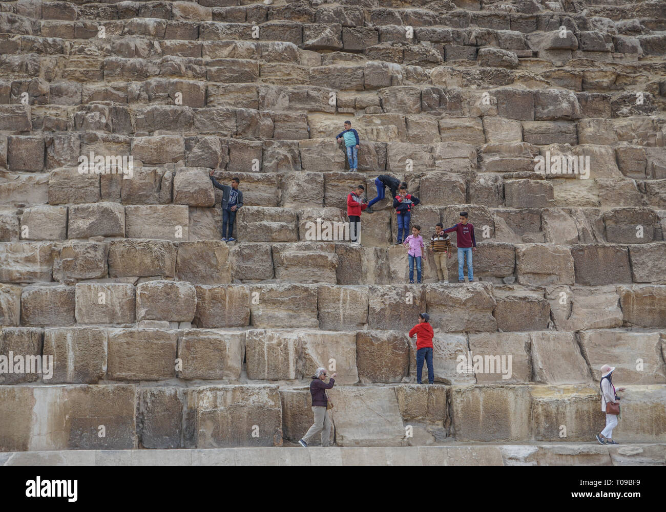 Climbing the great pyramid of giza hires stock photography and images