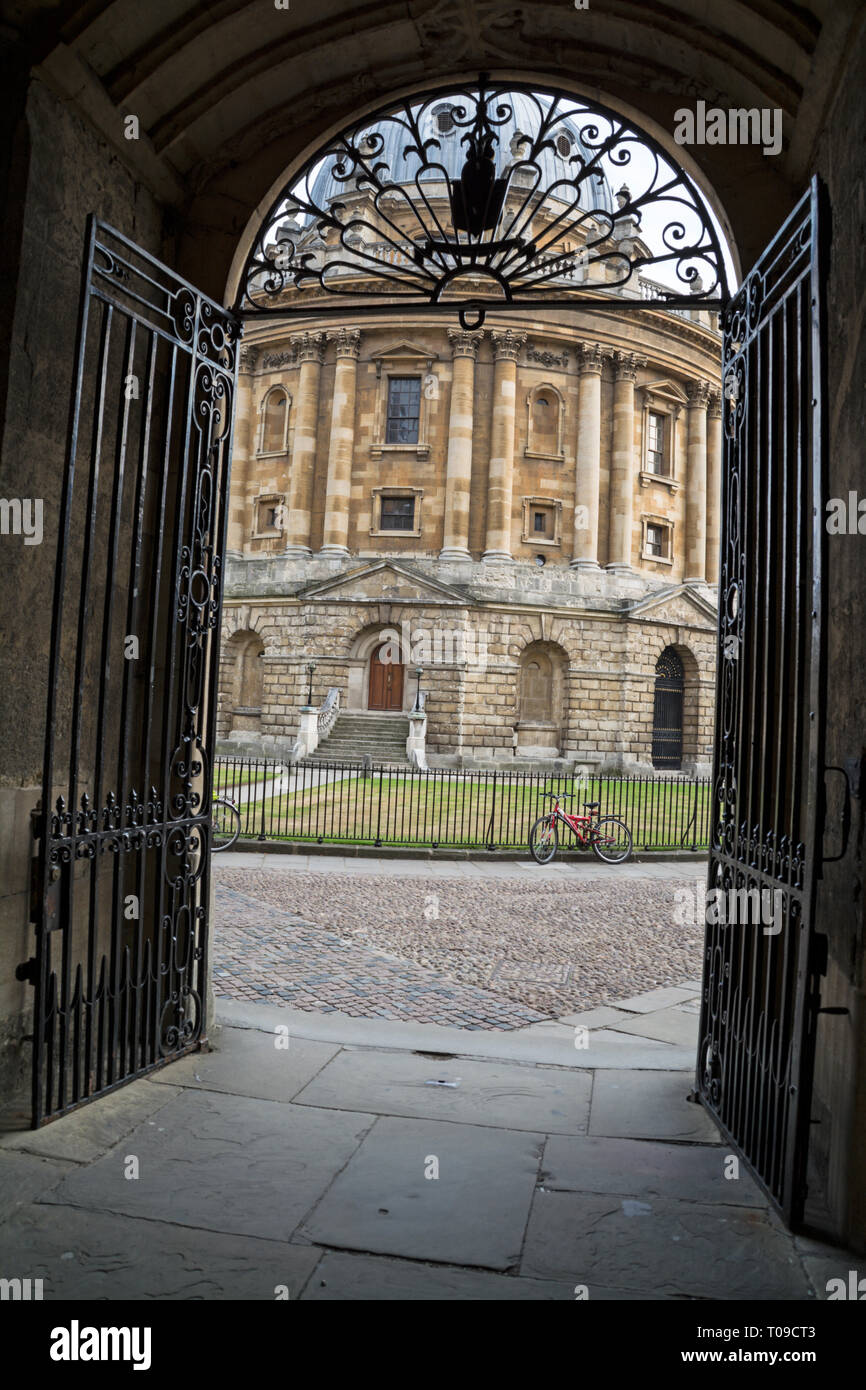 An archway leading to the Radcliffe Camera from the Boolean Library in Oxford, Oxfordshire, Britain. Stock Photo