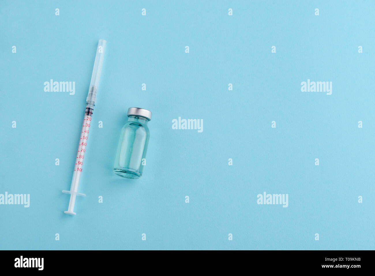 Syringe and vial of medication Stock Photo - Alamy