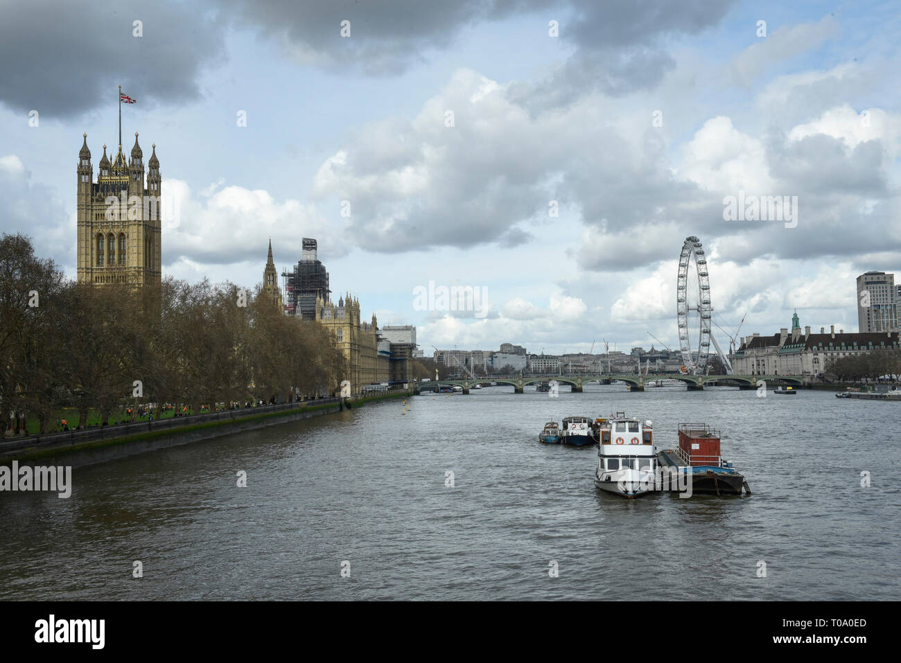 London, UK.  18 March 2019.  UK Weather:  dark clouds over the capital bring changeable conditions to Westminster.  Credit: Stephen Chung / Alamy Live News Stock Photo