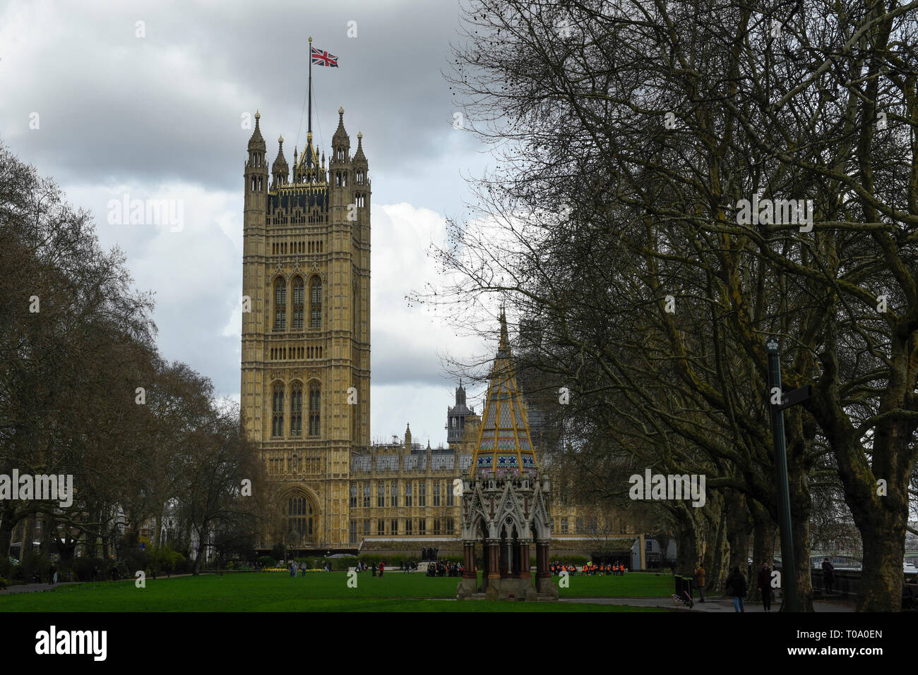 London, UK.  18 March 2019.  UK Weather:  dark clouds over the capital bring changeable conditions to Westminster.  Credit: Stephen Chung / Alamy Live News Stock Photo