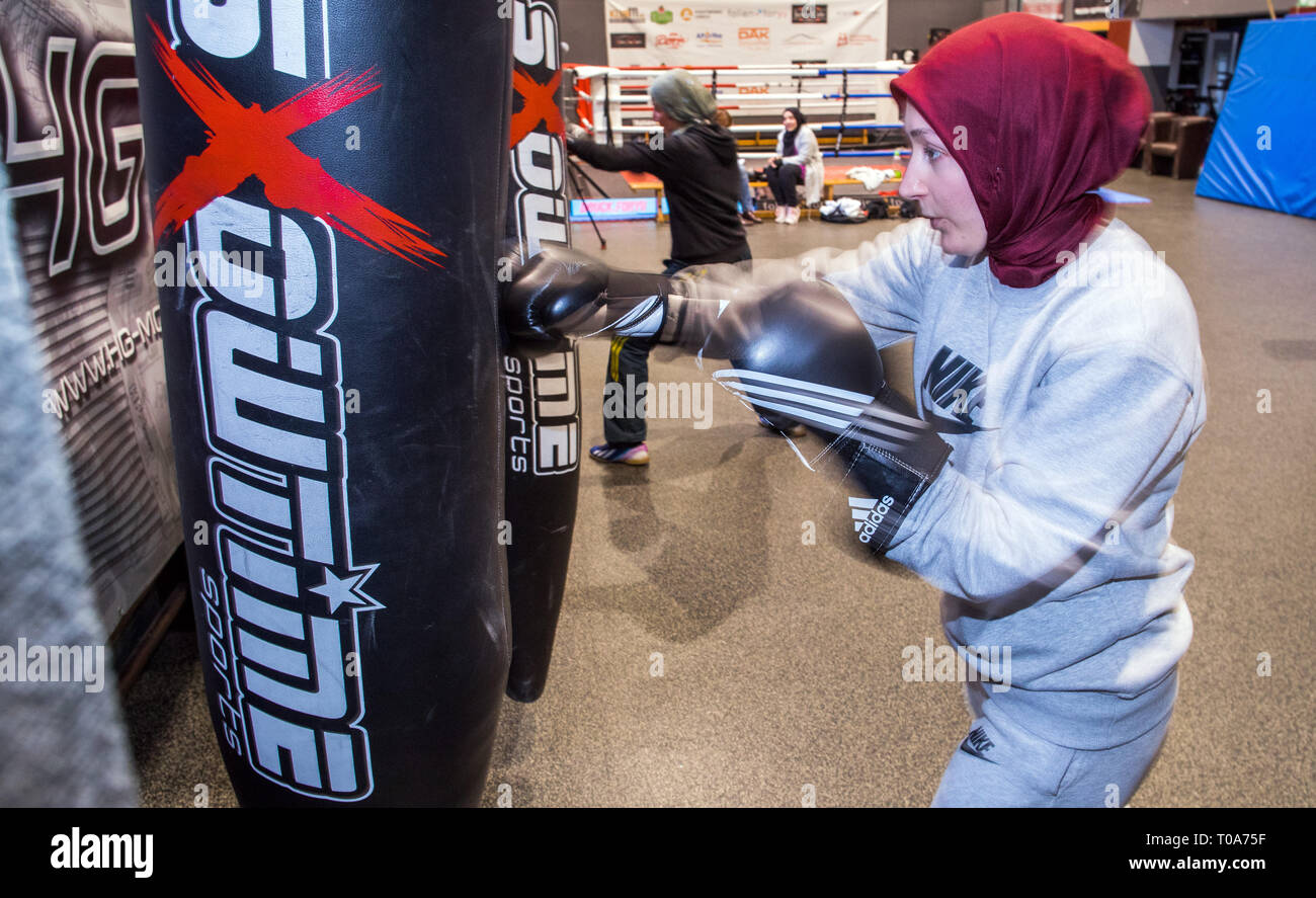 09 March 2019, Schleswig-Holstein, Lübeck: Boxer Hazel Özcan trains at the  Boxclub Lübeck at Sandsack. For one year now, 20 girls and women with and  without headscarves have been boxing in the