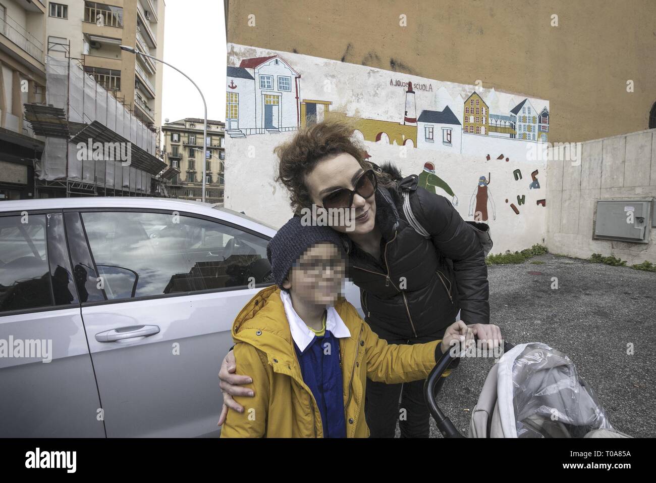 Foto Carlo Lannutti/LaPresse 18-03 - 2019 Roma, Italia Cronaca. Bimbo immunodepresso: Matteo finalmente torna a scuola Nella foto: Matteo con la mamma Sara Stock Photo