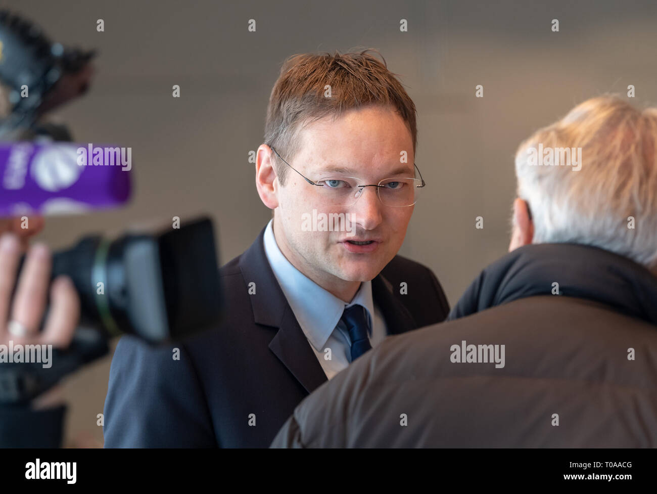 19 March 2019, Bavaria, München: Hans Reichhart (CSU), Minister of State for Housing, Construction and Transport, talks to journalists before the Cabinet meeting. Photo: Peter Kneffel/dpa Stock Photo