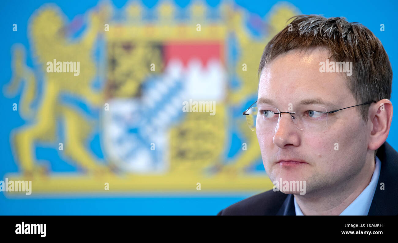 19 March 2019, Bavaria, München: Hans Reichhart (CSU), Minister of State for Housing, Construction and Transport, will attend a press conference after the cabinet meeting. Photo: Peter Kneffel/dpa Stock Photo