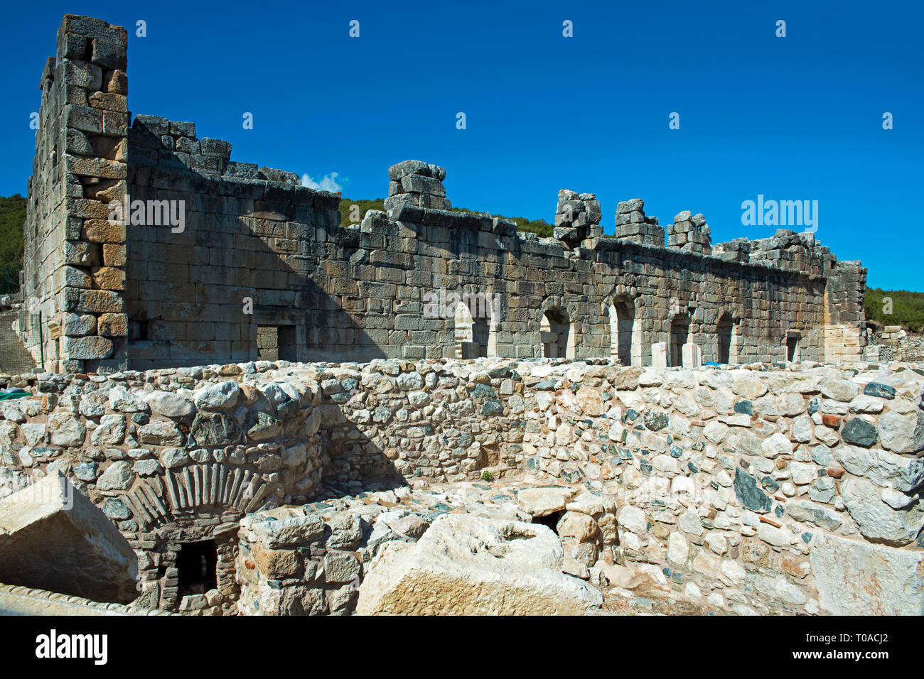 Asien, Türkei, Provinz Burdur, Gölhisar, Ausgrabungen der antiken Stadt Kibyra, Frontseite des Odeon im Vordergrund Ruinen der Bäder Stock Photo