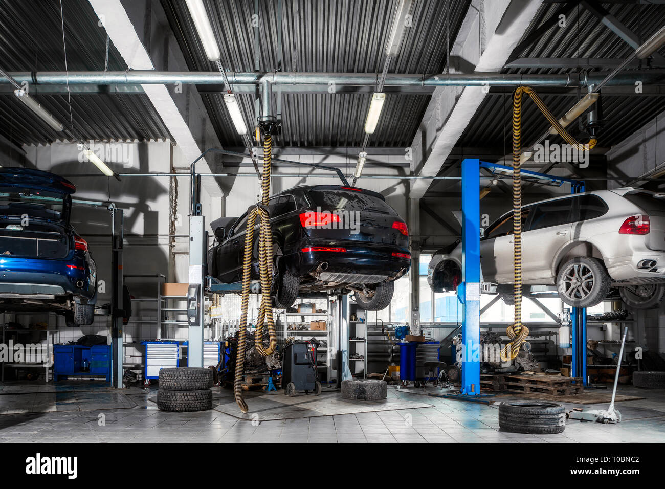 Auto Mechanic donne les clés de la voiture à sa cliente en atelier au centre  de réparation automobile. Qualité de service Photo Stock - Alamy