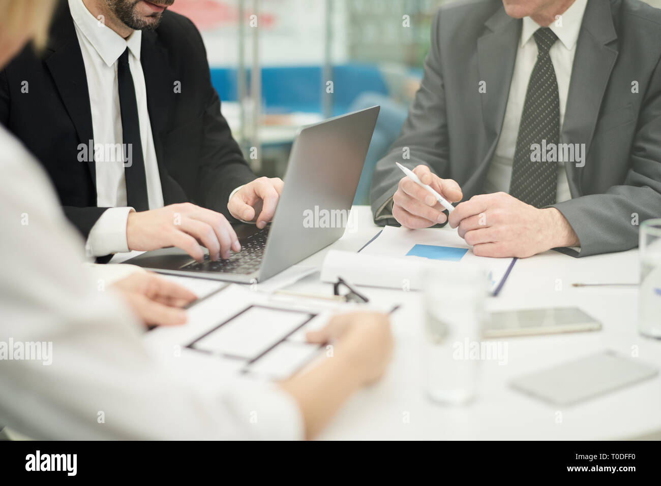 Group meeting up close hi-res stock photography and images - Alamy