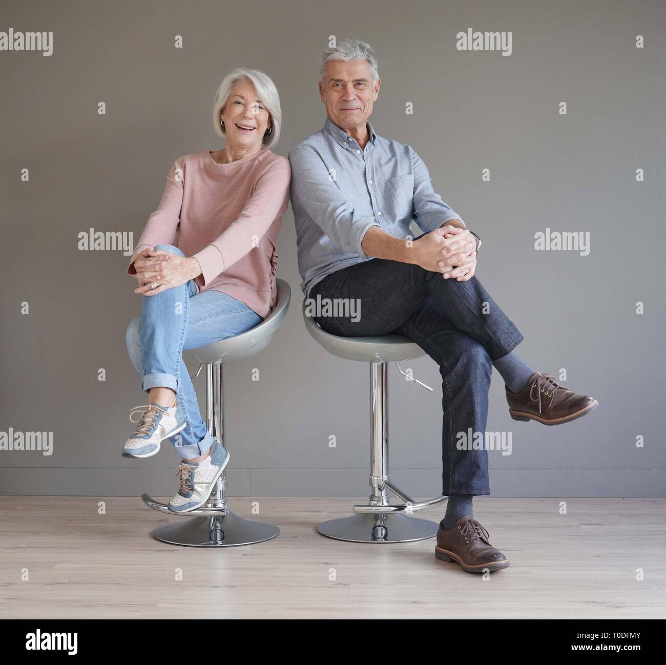 People sitting on stools hi-res stock photography and images - Alamy