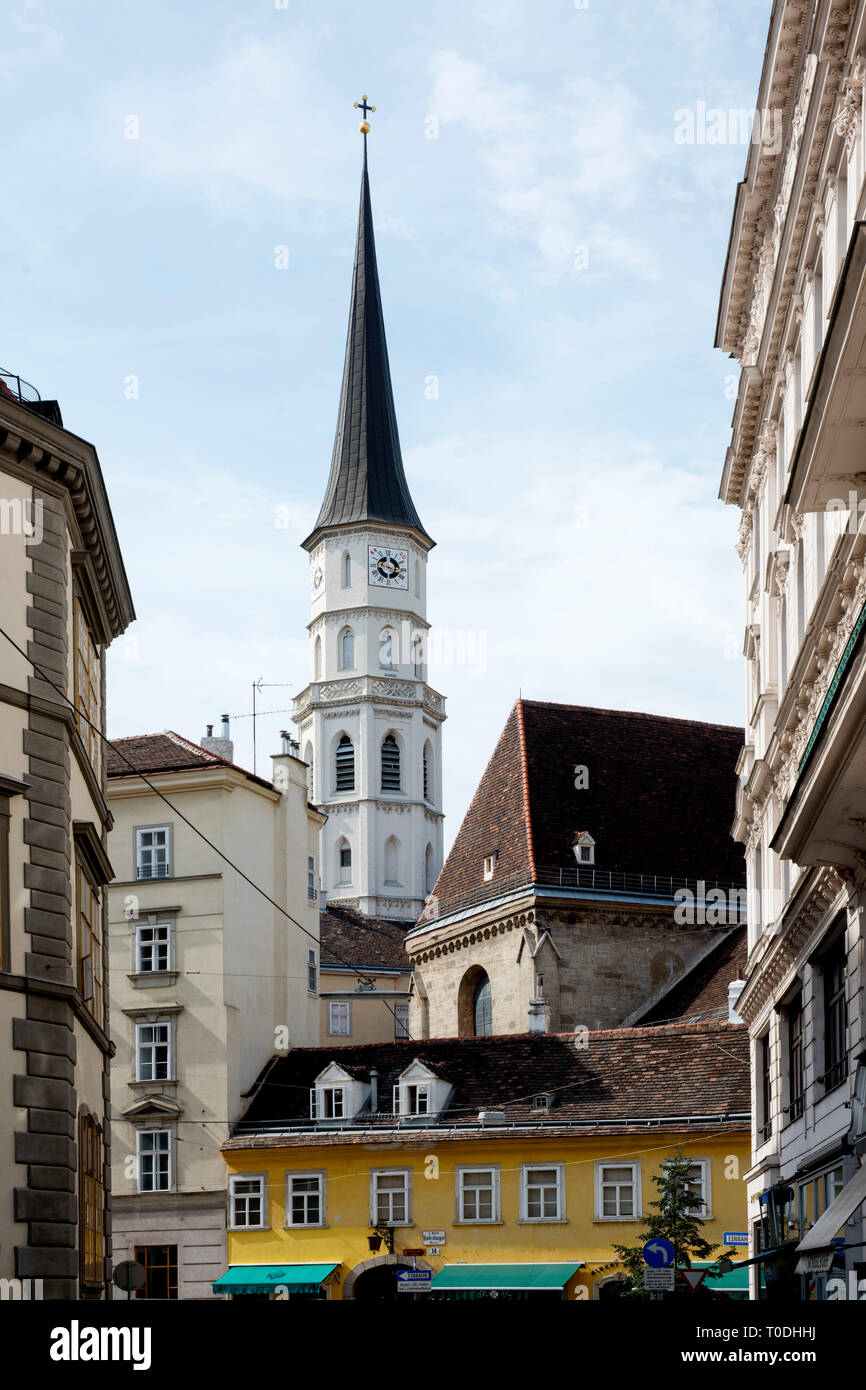 Österreich, Wien 1, Blick durch die Stallburggasse zum Turm der Michaelerkirche Stock Photo