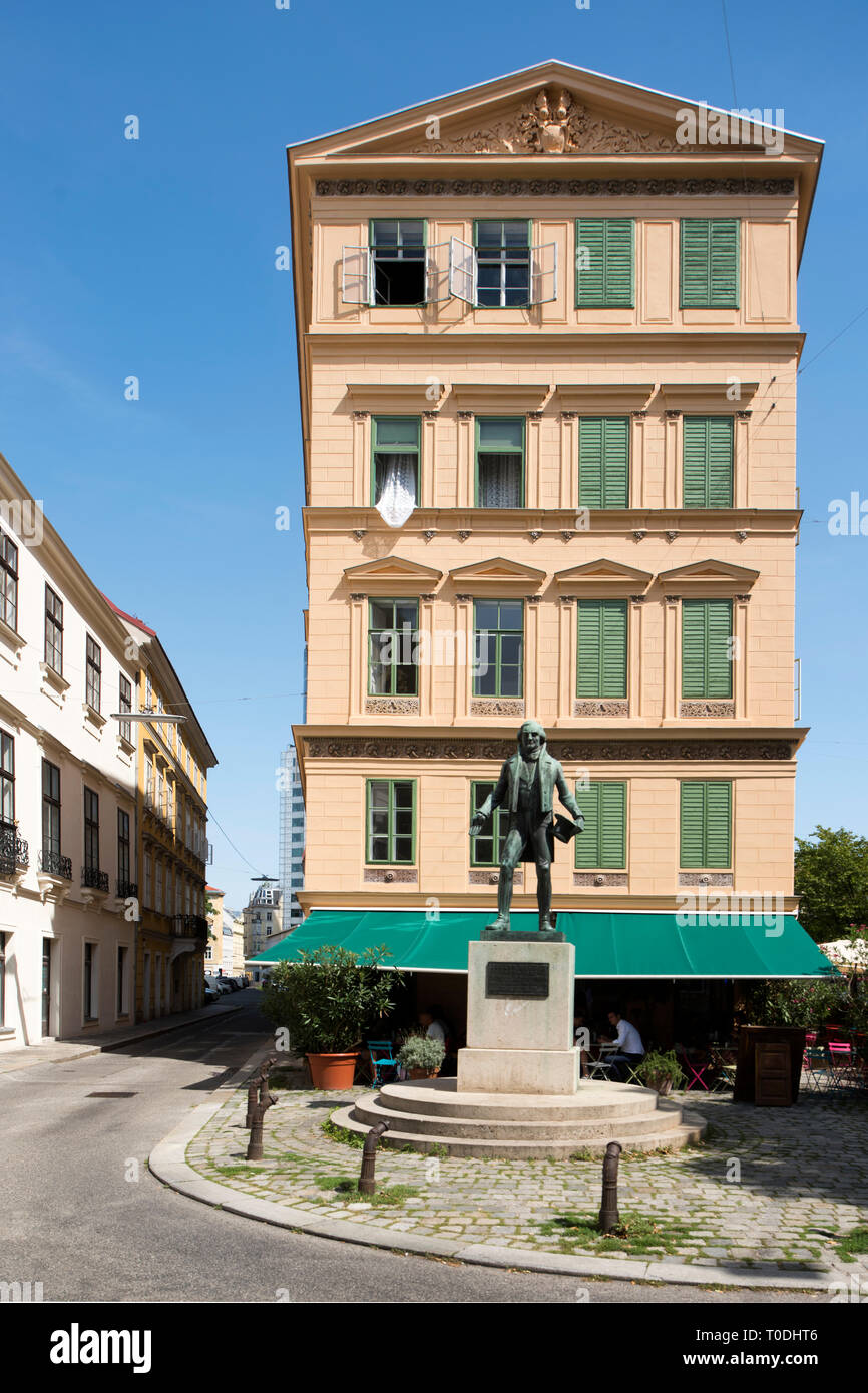 Österreich, Wien II, Praterstraase / Zirkusgasse, Nestroy-Denkmal von Oskar Thiede aus dem Jahr 1929. Es stellt Nestroy in der Rolle des Blasius Rohr  Stock Photo