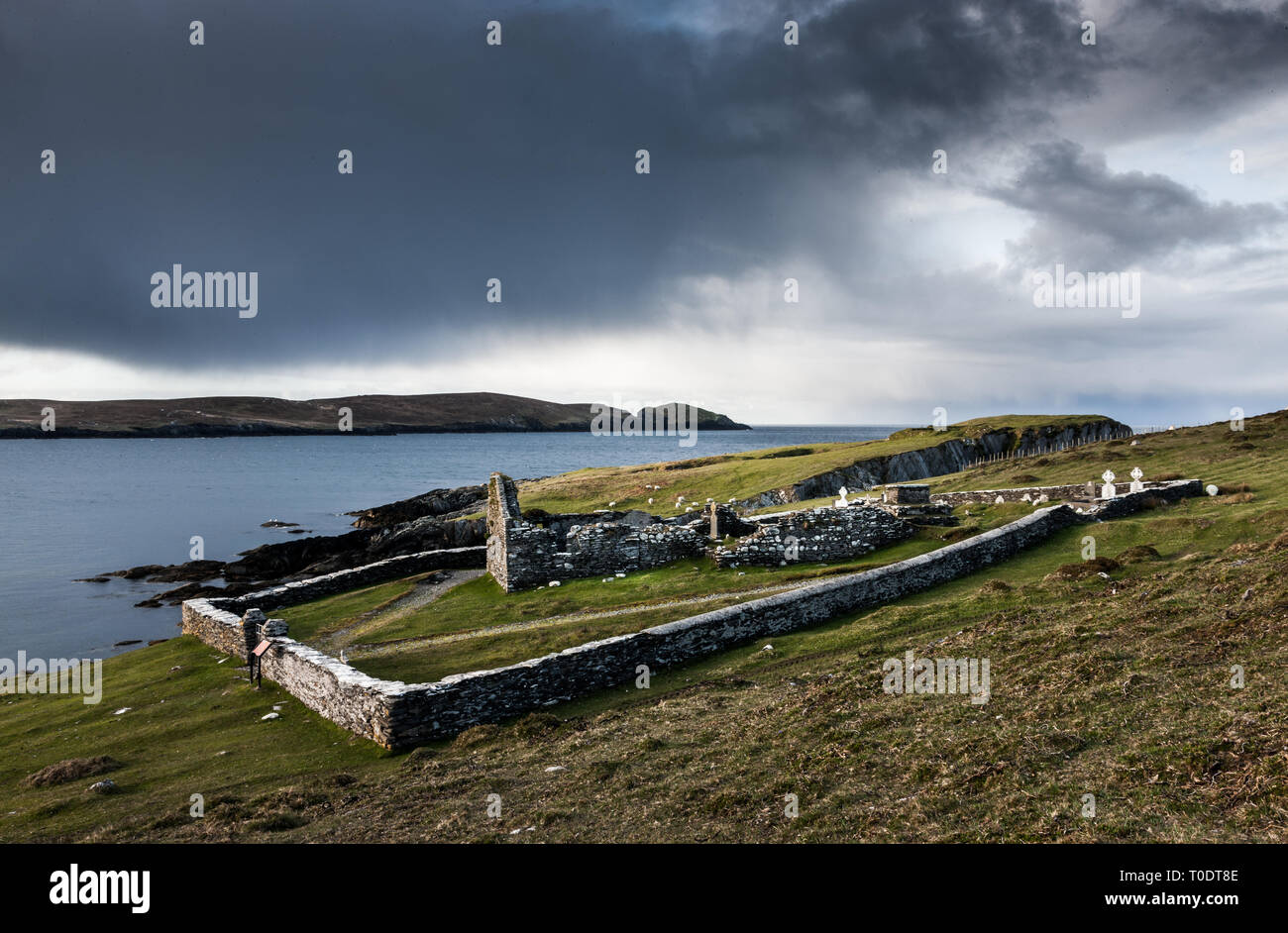 Dursey Island, Cork, Ireland. 27th April, 2015. The old graveyard with the ruins of a church sits on a hillside in the townland of Ballynacallagh on D Stock Photo